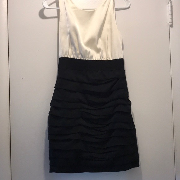 Express: Size 2 - Picture 4 of 4